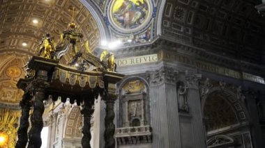 Vatikan - 24 Ocak 2015: Papalık Basilica of St. Peter Vatikan ya da sade bir şekilde St. Peters Bazilikası, Vatikan, Papa'nın yerleşim bölgesi Roma şehrinin içinde bir İtalyan Rönesans kilisede olduğunu.