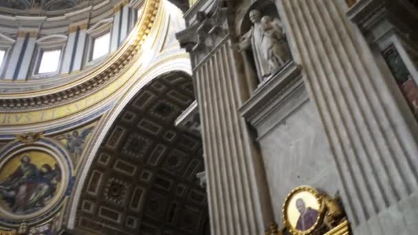 CIUDAD DEL VATICANO - 24 DE ENERO DE 2015: La Basílica Papal de San Pedro en el Vaticano, o simplemente Basílica de San Pedro, es una iglesia renacentista italiana en la Ciudad del Vaticano, el enclave papal dentro de la ciudad de Roma . — Vídeo de stock