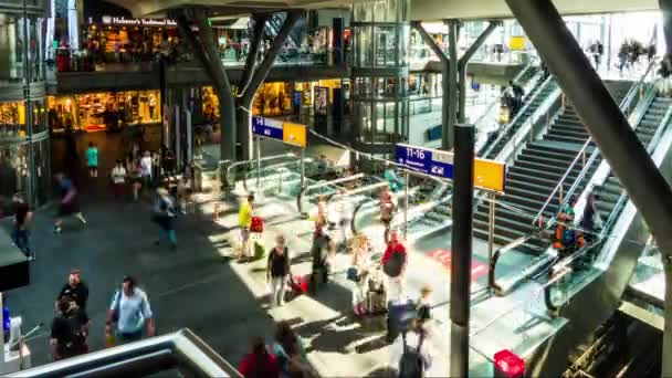 Berlin, Duitsland - September 11 2016: timelapse van Berlin Hauptbahnhof is het centraal station in Berlijn, Duitsland. Het is gelegen op de site van de historische Lehrter Bahnhof. — Stockvideo