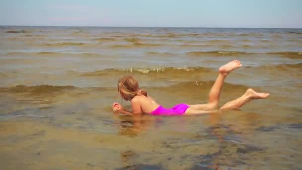 Petite belle fille marche sur la plage de sable fin station balnéaire ville de Jurmala, Lettonie . — Video