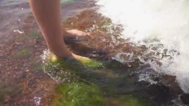 Slow Motion: Piernas de chica descalza en la arena de la playa con olas . — Vídeo de stock