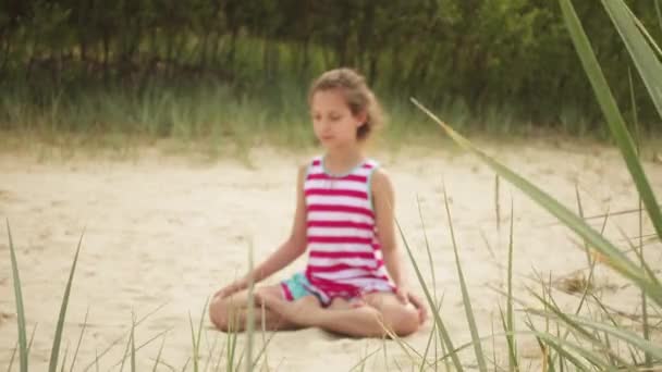 Pequena menina bonita caminha na cidade resort praia arenosa de Jurmala, Letónia . — Vídeo de Stock