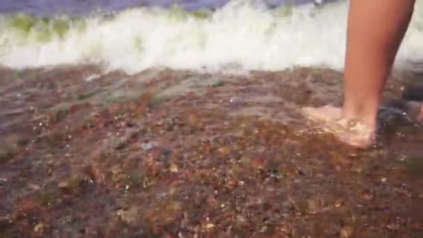 Ağır çekim: Bacaklar kızın kum dalgaları ile sahilde yalınayak. — Stok video