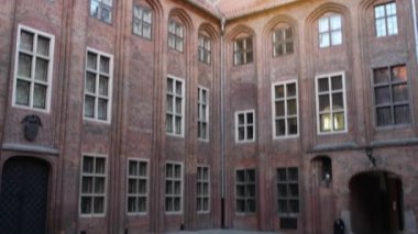 Gotik Torun'da Stary Rynek üzerinde 13. yüzyılda başlayan belediye (almasının) Kuzey Polonya, Vistula Nehri üzerinde bir şehirdir.