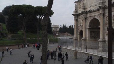 Arch Konstantin Roma'daki Colosseum ve Palatine Tepesi arasında yer alan bir zafer takı var. Ben Maxentius Milvian Köprüsü Savaşı, üzerinde zafer Roma Senatosu tarafından Constantine anmak için inşa.