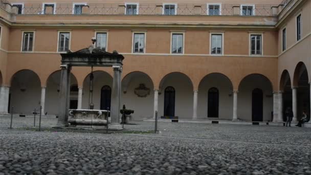 La Universidad Sapienza de Roma es una universidad universitaria de investigación ubicada en Roma, Italia. Es la universidad europea más grande por inscripciones y una de las más antiguas de la historia, fundada en 1303 . — Vídeos de Stock
