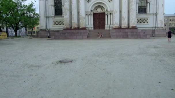 Igreja de São Miguel Arcanjo ou Igreja da Guarnição é uma igreja católica romana na cidade de Kaunas, Lituânia, perspectiva de fechamento de Laisves aleja, principal rua pedonal . — Vídeo de Stock