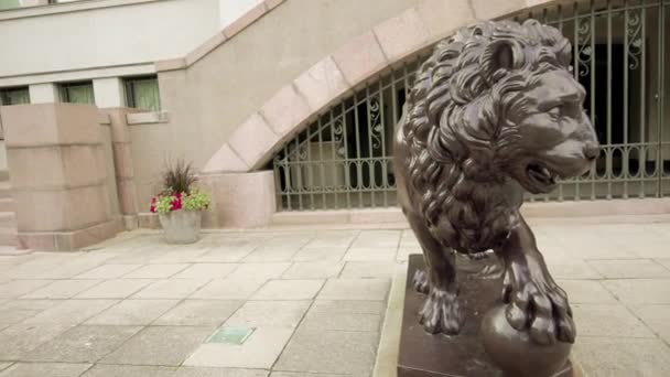 Skulptur av lion runt Vytautas stora krigsmuseet i Kaunas, Litauen. Färdiga museet öppnades den 16 februari 1936. — Stockvideo