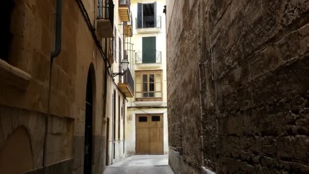 4k Old street in Palma. Palma is capital and largest city on island Mallorca of autonomous community of Balearic Islands in Spain. — Stock Video