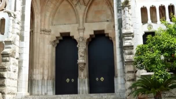 4 k kerk van Sint-Bartholomeus gerichte de oostzijde van de Placa wordt geflankeerd door CONCELLO en Banco de Soller, Catalaanse architect Joan Rubio ik Bellver. Soller, Mallorca, Balearen eilanden van Spanje. — Stockvideo