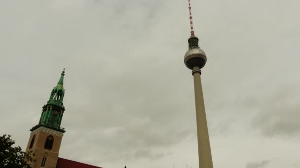 Szent Mária templom, ismert német Marienkirche, mint az Egyház Berlin városában Németország. Nem található központjában Berlin, Alexanderplatz közelében a Karl-Liebknecht-Strasse(formerly Kaiser-Wilhelm-Strasse). — Stock videók