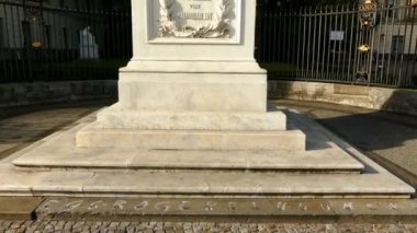 Wilhelm von Humboldt anıt ana binanın önünde. Sanatçı: Paul Otto. Unter den Linden, Berlin, Almanya.