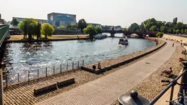 Timelapse: Zevk tekneler Moltke Bridge.This çevresinde Spree Nehri, Berlin, Almanya üzerinde köprü. 1891 yılında tamamlanmış, Alt Moabit Kuzey yakasında ana tren garı yakınındaki bağladığı.