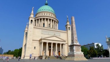 Potsdam'daki St.Nicholas Kilisesi eski Pazar Meydanı (Alter Markt), Almanya üzerinde bir evangelist Lutheran Kilisesi var. Merkezi planı klasik tarzda Bina planları için Karl Friedrich Schinkel tarafından yaptırılmıştır.