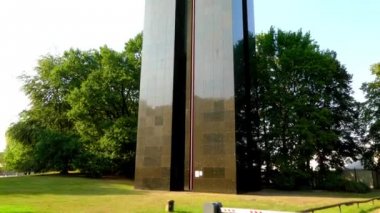 Carillon Berlin-Tiergarten içinde House Dünya kültürleri, Berlin'in merkezi Tiergarten park, Almanya kuzeydoğu kesiminde Chancellery yakınındaki yanında duran bir 42 m uzunluğunda kule yer alır.