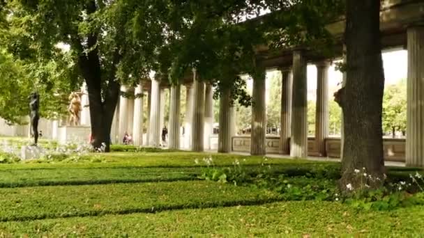 Monumento Gerettet de Adolf Brutt sobre Colonnade em Alte Nationalgalerie (Old National Gallery) sobre Museus Estaduais em Berlim, Alemanha . — Vídeo de Stock