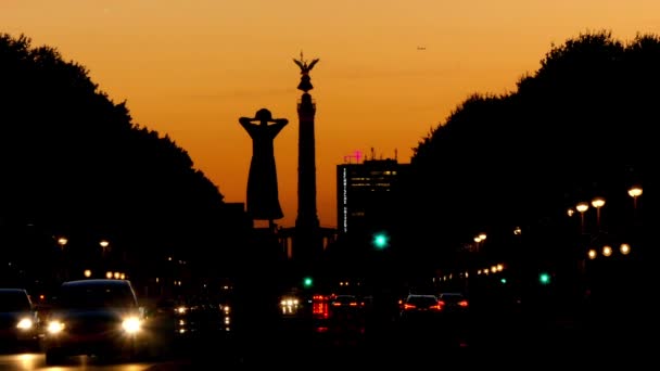 Der Rufer es una escultura de Gerhard Marcks y Victory Column es un monumento en Berlín, Alemania al atardecer. Diseñado por Heinrich Strack . — Vídeo de stock