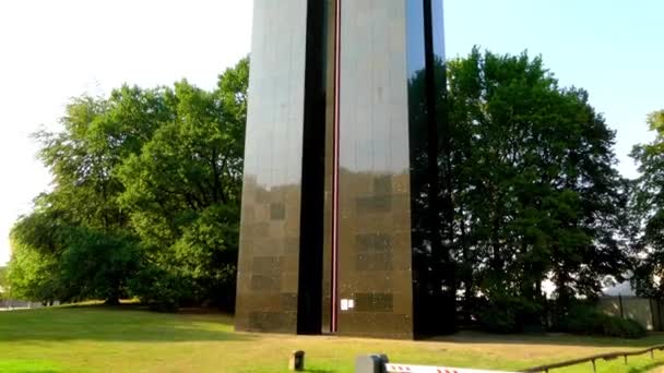 钟琴在柏林蒂尔加滕坐落于世界文化的房子附近在东北部的柏林中央的 Tiergarten 公园，德国总理府旁边的独立式 42 米高的塔. — 图库视频影像