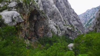Paklenica karstik nehir kanyonun Hırvatistan milli parktır. Starigrad, Zadar yakınındaki Velebit dağının Güney yamaçlarında, Kuzey Dalmaçya yer almaktadır. Mala ve Velika Paklenica.