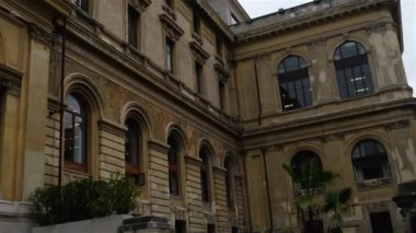Sapienza Roma Üniversitesi, Roma, İtalya'da bulunan üniversite araştırma üniversitesidir. Bu en büyük Avrupa kayıtları ve bir tarih, 1303 kurulan en eski üniversitesidir.