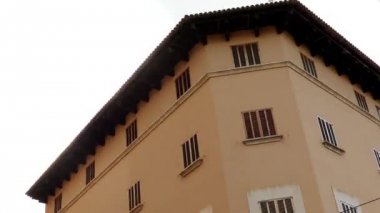 Kilise Saint Placa Doğu tarafında karşı karşıya Bartholomew ajuntament tarafından çevrili ve Banco de Nottingham, Katalan Mimar Joan Rubio ben Bellver. Nottingham, Mallorca, Balear Adaları, İspanya.