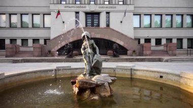 Ağır çekim: Çeşme ile gnome Vytautas büyük savaş Müzesi Kaunas, Litvanya çevresinde. Bitmiş Müzesi 16 Şubat 1936 açıldı.