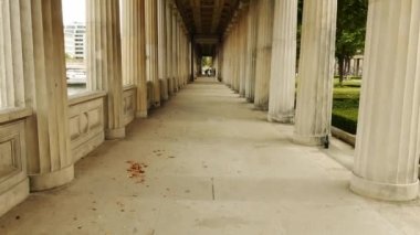 Colonnade Alte neoklasik, romantik, Biedermeier, empresyonist ve erken Modernist sanat topluluğu gösterilen Nationalgalerie (eski National Gallery) devlet müzeleri, Berlin, Almanya, tarih içinde.