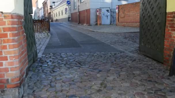 Puerta del Monasterio del Espíritu Santo o Puerta de la Doncella - una de las tres puertas medievales de Torun, Polonia, que han sobrevivido hasta nuestros días. Puerta fue construida en estilo gótico flamenco, caracterizado por un diseño robusto . — Vídeos de Stock