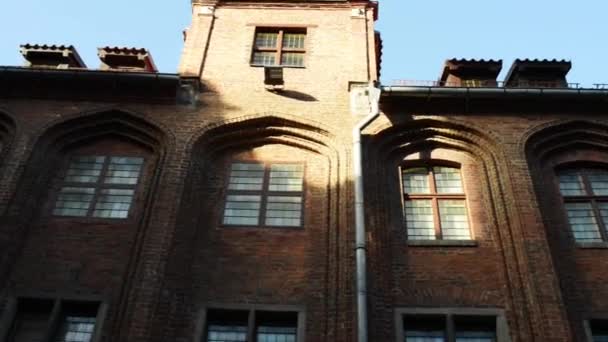 Gotische stadhuis (Ratusz) begon in de 13e eeuw op Stary Rynek in Torun, is een stad in het noorden van Polen, aan de rivier de Vistula. — Stockvideo