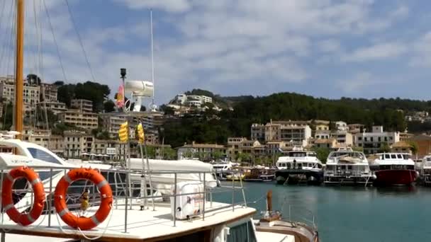 Port de Soller je obec a přístav město v Mallorca, Baleárské ostrovy, Španělsko. Vesnice Fornalutx a hamlet Biniaraix spojují do podoby Sóller. — Stock video