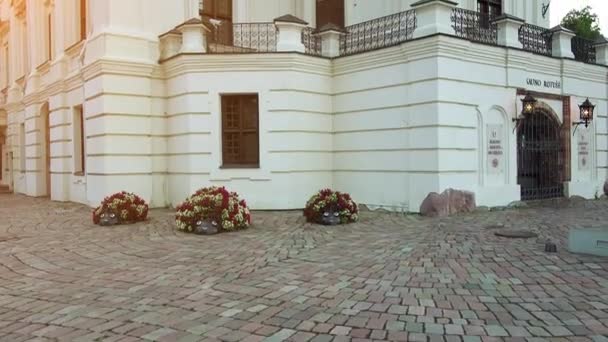 Ратуша Каунас знаходиться в центрі Ратушній площі в самому серці Старого міста Каунас, Литва. Структура датується 16-го століття. Це будинки Музей кераміки. — стокове відео