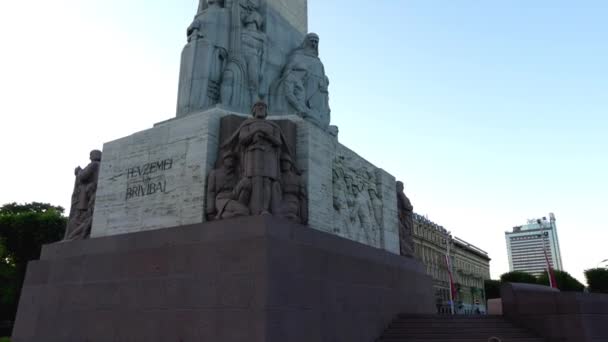 Monumen Kebebasan adalah monumen peringatan yang terletak di Riga, Latvia — Stok Video