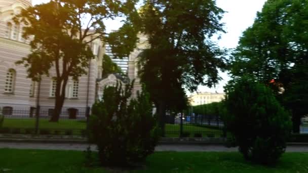 Katedrála zrození Krista, Riga, Lotyšsko byl postaven k návrhu Nikolaje Chagin a Robert Pflug v Neo-byzantském stylu mezi léty 1876 až 1883, během období, kdy země byla součástí ruské říše — Stock video