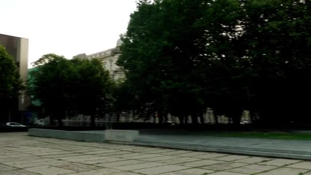 Monumen Rainis, taman Esplanade, Riga, Latvia. Esplanade - Taman yang terletak di pusat kota di antara jalan-jalan Elizabetes, Krisjana Valdemara, Brivibas boulevard dan Kalpaka . — Stok Video