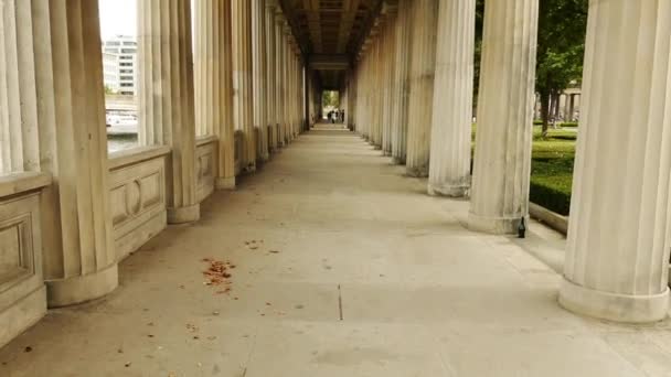 Pelargången i Alte Nationalgalerie (gamla Nationalgalleriet) på statliga museer i Berlin, Tyskland, visar samling av neoklassiska, romantisk, Biedermeier, impressionistiska och tidiga modernistiska konst. — Stockvideo