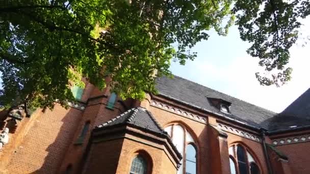 Kyrkan av Frälsaren med vackra fasad. Gatan Nansenstrasse i Potsdam, Tyskland. Potsdam är av tyska delstaten Brandenburg, på floden Havel. — Stockvideo