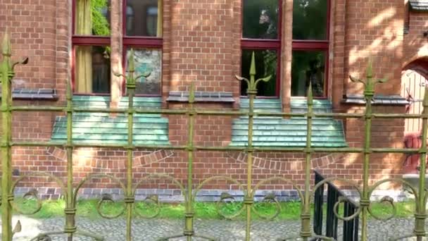 Jardín de infancia de la parroquia del Redentor. Calle Nansenstrasse en Potsdam, Alemania. Potsdam es del estado federal alemán de Brandeburgo, en el río Havel. . — Vídeo de stock