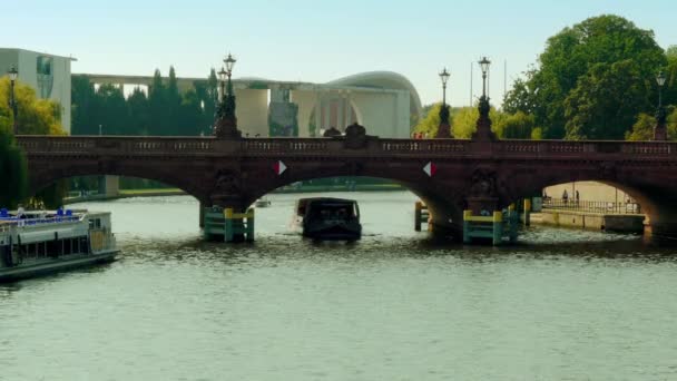 Nöjesbåtar runt Moltke Bridge.This överbryggar över floden Spree i Berlin, Tyskland. Färdig 1891, ansluter den Alt-Moabit nära centralstationen på norra banken. — Stockvideo