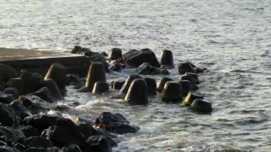 Süzebolu yakınındaki Bulgar Karadeniz sahilinde kayaların üzerinde kırma dalgalar.