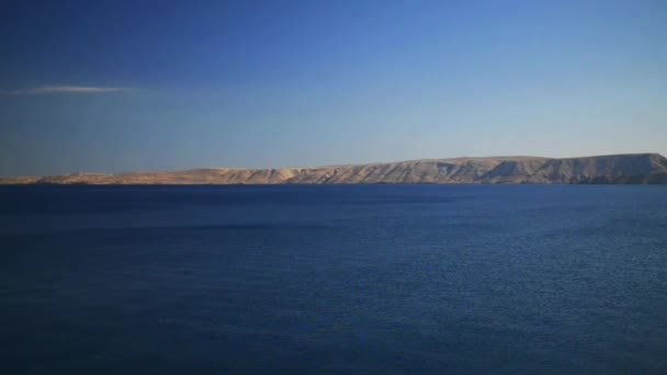 Côte rocheuse croate sur la mer Adriatique par une journée chaude ensoleillée .