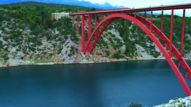 D8 devlet yolu yaklaşık 1 km batıda Maslenica, Hırvatistan yerleşmenin taşıyan bir güverte kemer köprü Maslenica köprüdür — Stok video