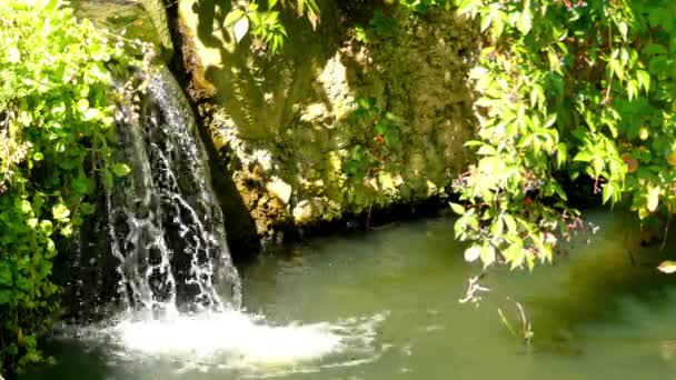 Manzara alan taş kayalıklardan arasında küçük şelale. — Stok video