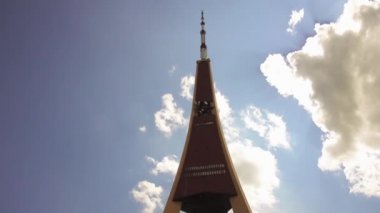 Riga radyo ve televizyon kulesi Letonya Avrupa Birliği'ndeki en yüksek yapısı var. 1979 ve Sovyetler Birliği'nin merkezi hükümetten finansmanı ile 1989 arasında inşa edilmiştir. Üçüncü Avrupa'nın en yüksek kulenin.