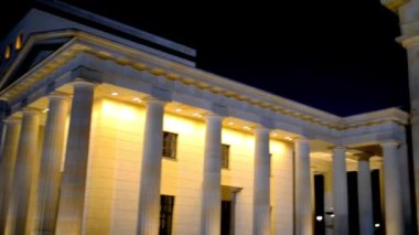 Brandenburg Kapısı Berlin ve Almanya'nın en bilinen yerlerinden bir 18. yüzyıldan kalma Neoklasik anıtıdır. Bir der Havel yol Berlin Brandenburg kasaba başlangıcı olarak işaretlenmiş