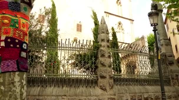 Kerk van Sint Bartholomeus geconfronteerd met de oostzijde van de Placa wordt geflankeerd door CONCELLO en Banco de Soller, Catalaanse architect en kunstenaar Joan Rubio ik Bellver. Soller, Mallorca, Balearen eilanden van Spanje. — Stockvideo