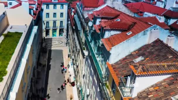 Timelapse 4k: tarihi yürüyüş sokak Rua Carmo Lizbon yapmak. Lizbon Portekiz en büyük şehir ve başkentidir. Lizbon Atlantik Okyanusu ve River Tagus Batı İber Yarımadası'nda yer alır. — Stok video