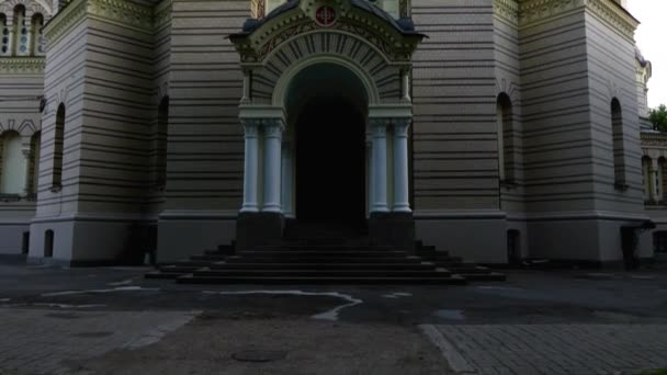 Natividade da Catedral de Cristo, Riga, Letônia foi construída para projetar por Nikolai Chagin e Robert Pflug em um estilo neo-bizantino entre 1876 e 1883, durante o período em que o país fazia parte do Império Russo. — Vídeo de Stock