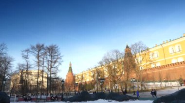 Alexander bahçeleri, Moskova, Rusya ilk kentsel parklarda biriydi. Moskova Yönetim Binası ve Kremlin arasında Batı Kremlin Duvarı'nın tüm uzunluğu boyunca ihtimal.
