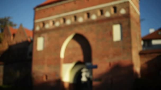 Мина на пьедестале у Монастырских ворот Святого Духа или Девичьих ворот - одна из трех средневековых ворот Торуни, сохранившихся до наших дней . — стоковое видео