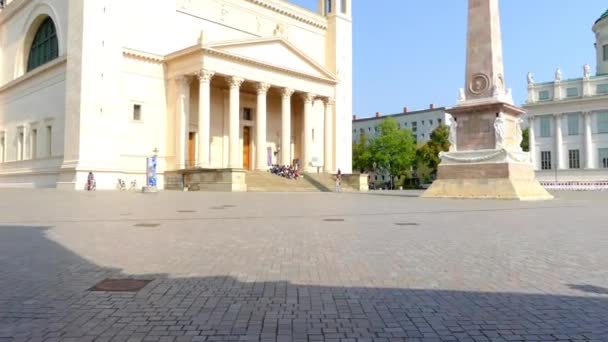 St. Nicholas Church in Potsdam is een Evangelische Lutherse kerk op oude marktplein (Alter Markt), Duitsland. Centraal plan gebouw in classicistische stijl werd gebouwd naar plannen van Karl Friedrich Schinkel. — Stockvideo